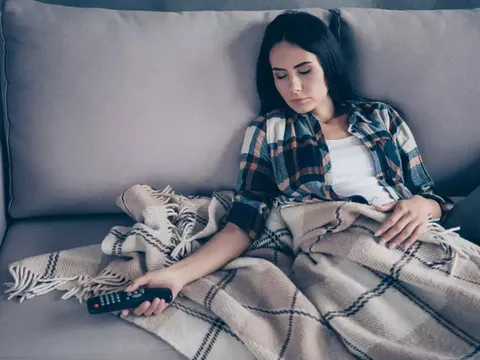 Tác hại không ai ngờ từ thói quen khi ngủ vẫn bật TV cần bỏ ngay